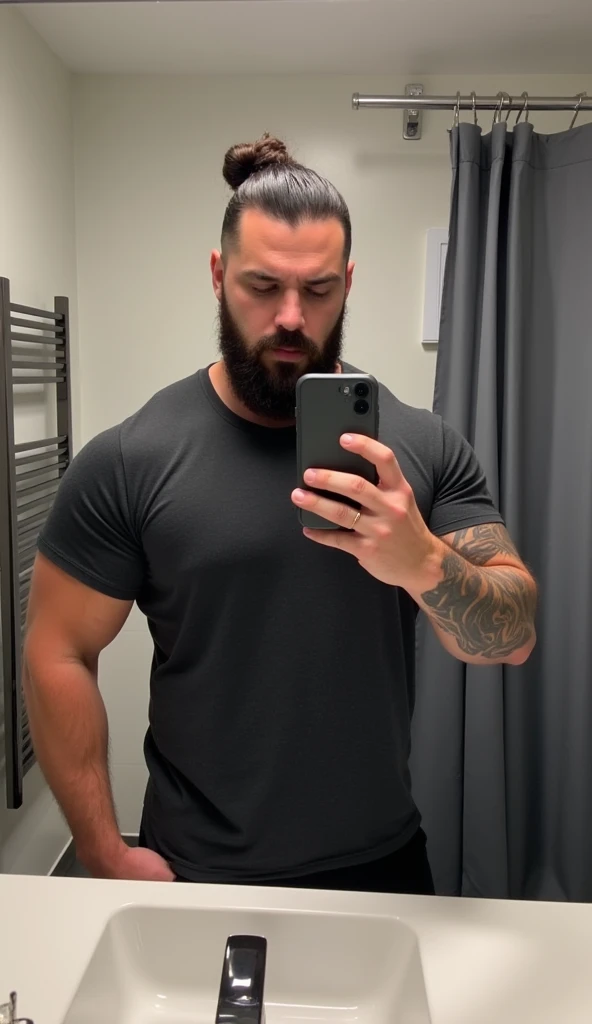 homem arafiado tirando uma selfie no espelho do banheiro, he is 3 5 years old, foto adequada, 32 anos, 27 anos de idade, bearded and built, 28 anos de idade, 29 anos, inspired by Antônio Parreiras, he is! cerca de 3 0 anos, 3 6 anos