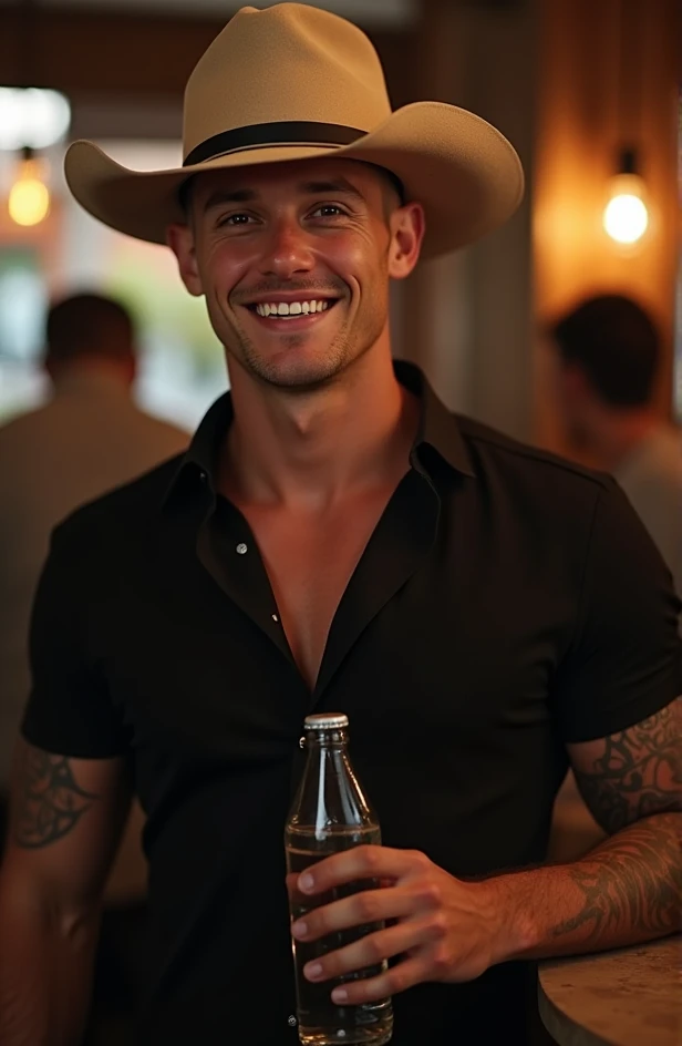 Um homem com o cabelo buzzcut. brown-eyed . defined nose. striking look. marked mandible. athletic body, big and defined. fair skin . At a bar with other people . There's a little bar . He's wearing a tight black shirt. black jeans. Beige cowboy hat . smiling. holding a water bottle
