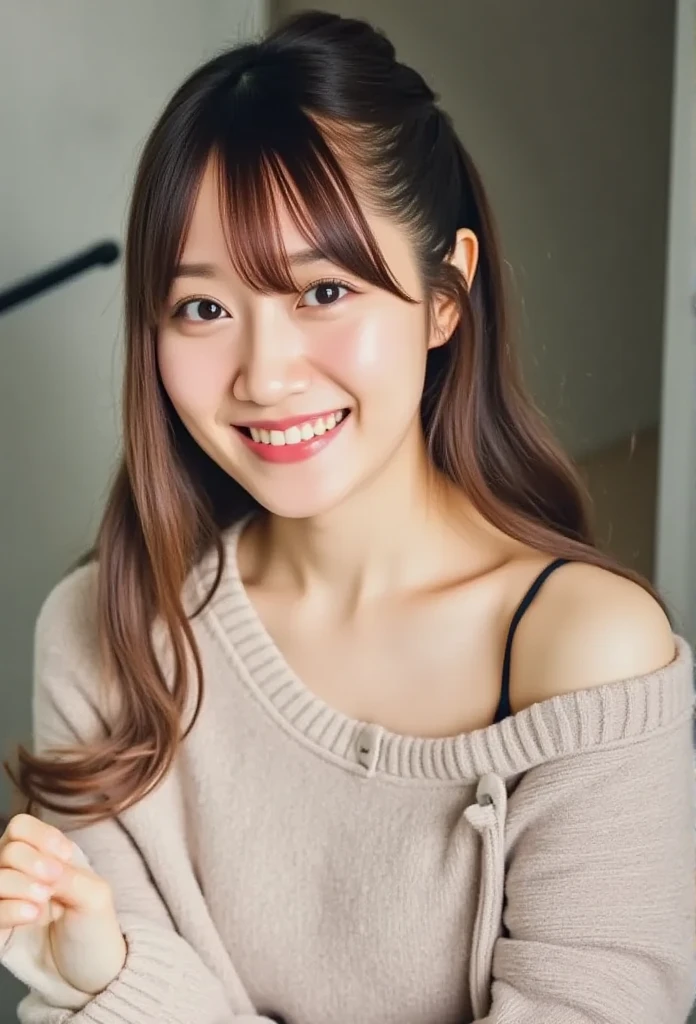  top quality,   masterpiece ,   super high res,   realistic  , （whole body）,    Japanese Woman in Charge of Horn  , age: 25, smile, Extra Large_[  sweater  ,   soft lighting  ,   detailed skin, Brown Hair, Take a selfie by mirroring your phone ,  living room 