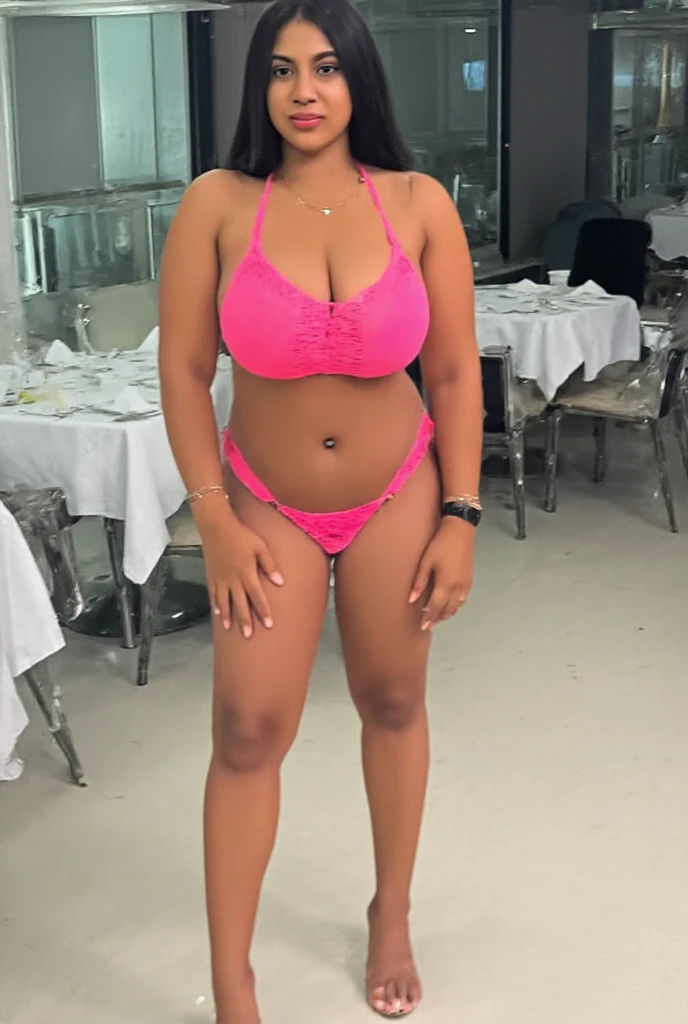 Uma mulher morena pousando nua