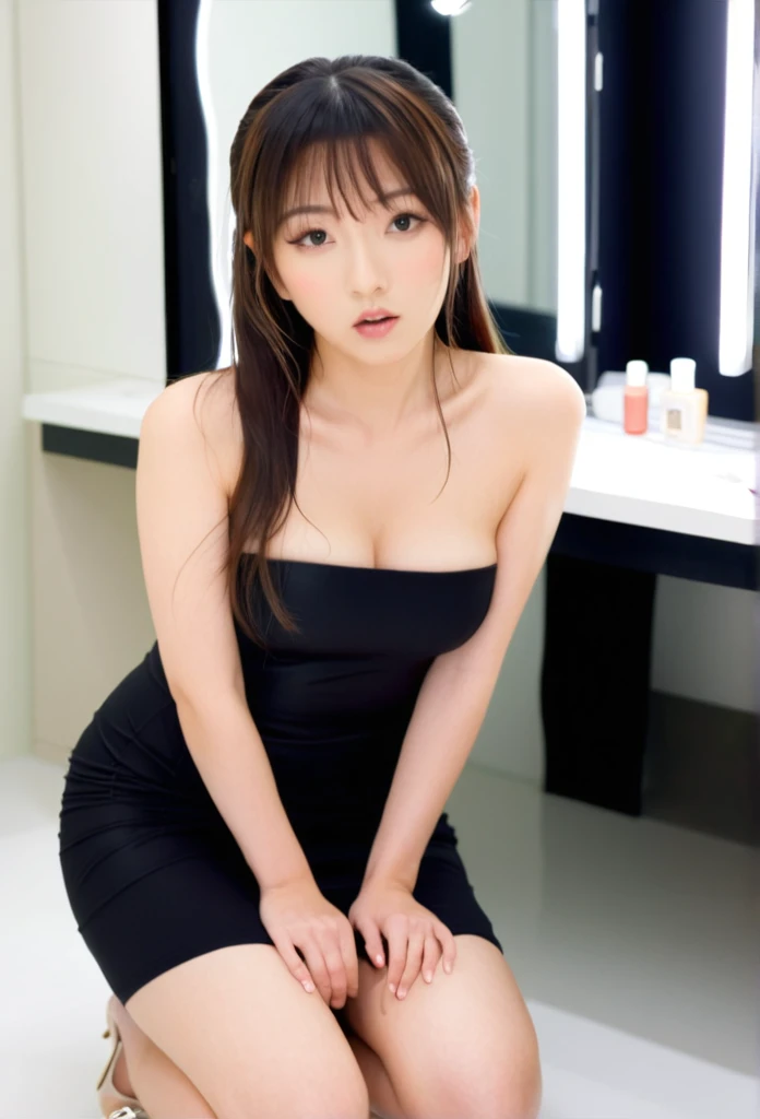 Low angle depiction、Lightly brush your brown hair、Wearing a cute miniskirt 2０Old beauty、Sitting on the sofa wearing black pantyhose。Express her cuteness and refreshing charm....。"