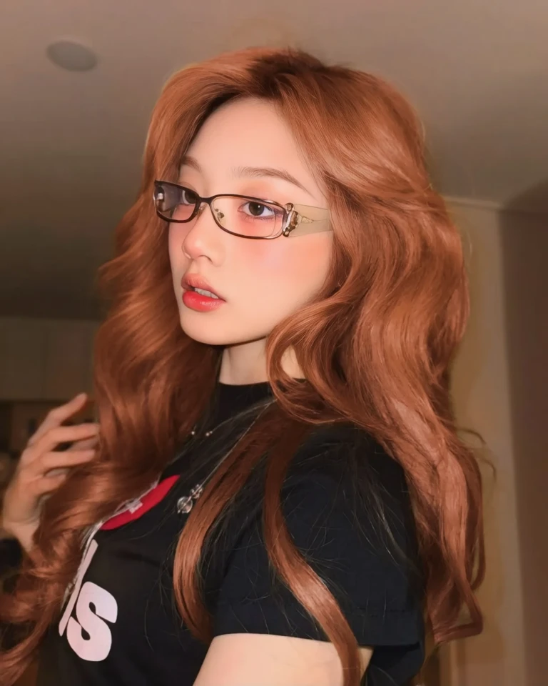 arafed woman con gafas laying on a bed with a sweater on, con gafas, ulzzang, usar gafas redondas grandes y delgadas, tzuyu de dos veces, con cabello rojo rizado, Chica coreana, Ella usa gafas de Harry Potter, usar gafas redondas, gafas redondas gruesas, Cabello negro largo y ondulado y gafas, Amouranth, Jinyoung Shin, wearing small round glasses