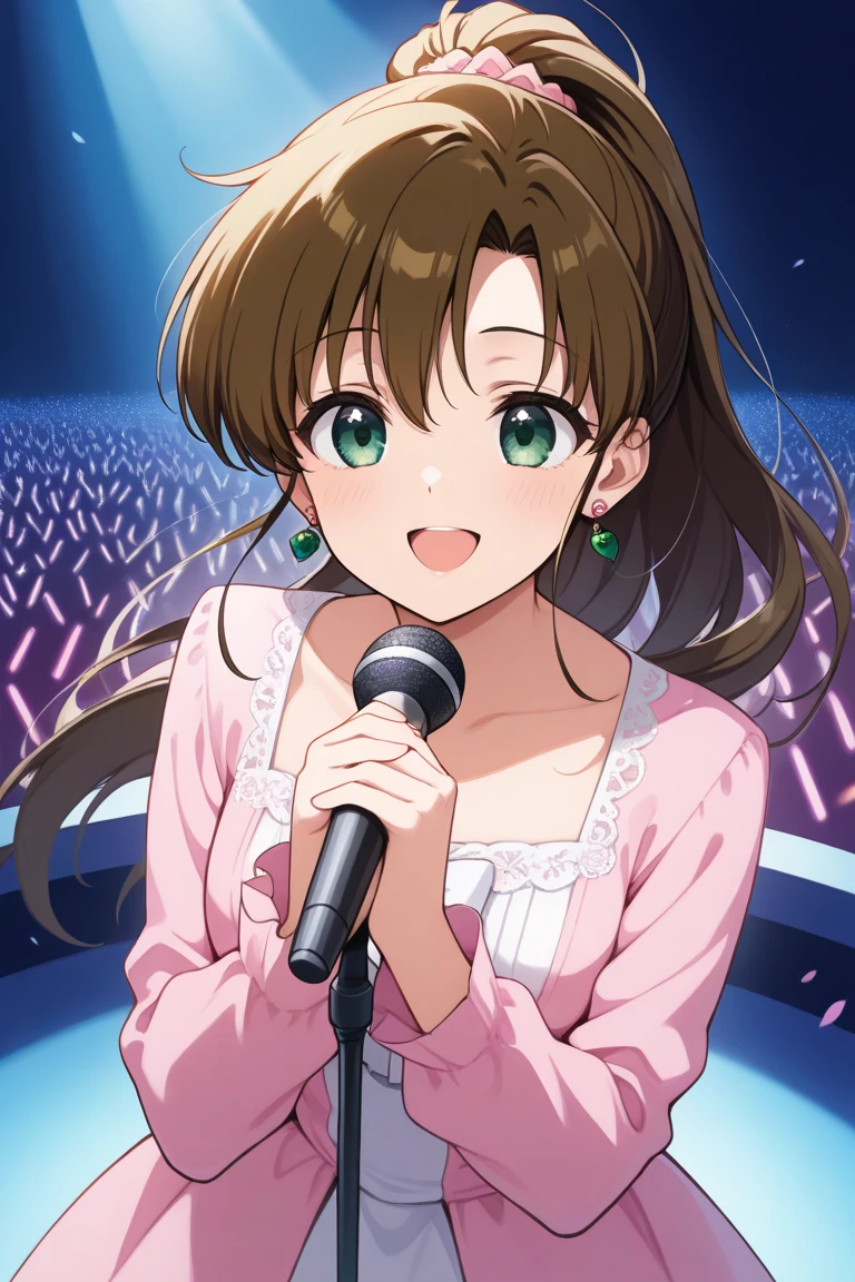 Kino Makoto , singing,  microphone looking at the spectator, smile,  brown hair ,  green eyes,  rose earrings , collect, 