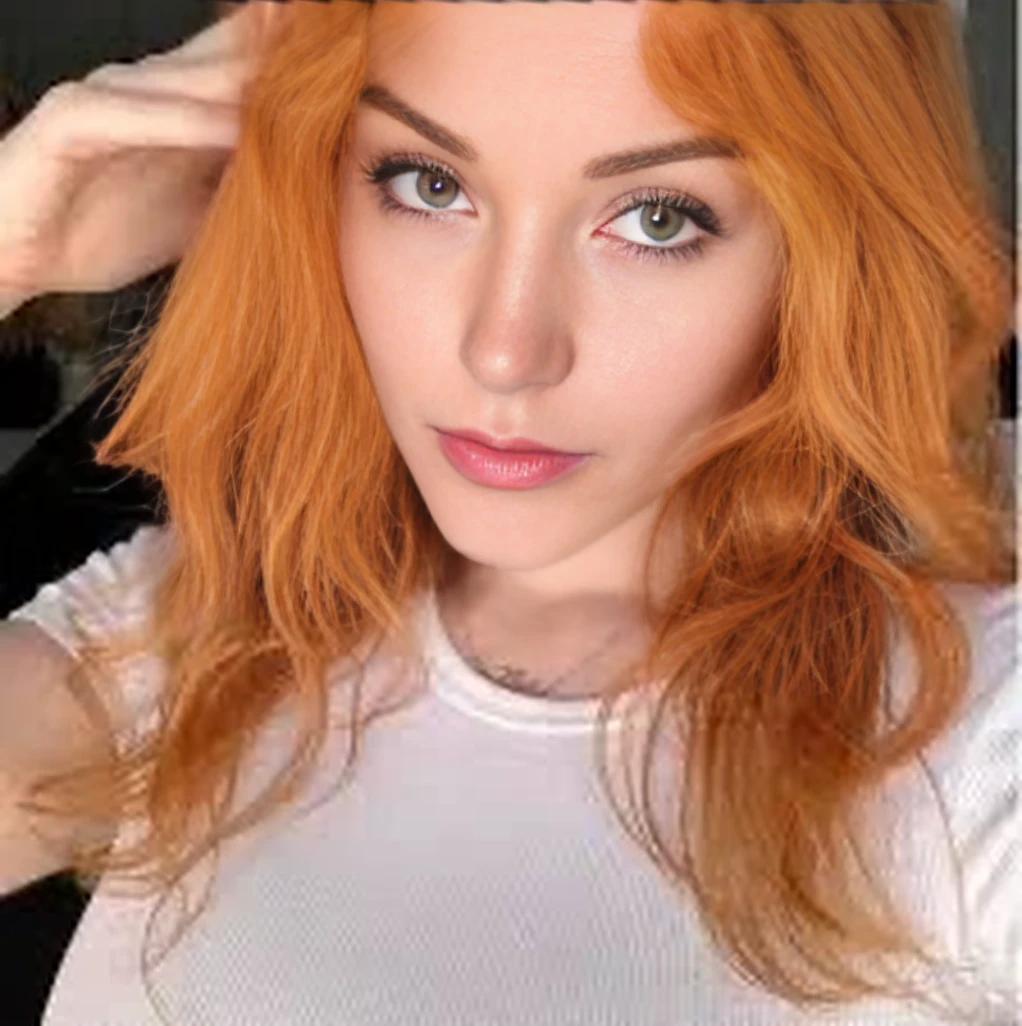 Arafed woman with bright red hair and baseball cap., Madison Beer como Leeloo, Ella tiene el pelo largo redorange, cabello naranja, Pelo largo de color naranja, piel naranja y cabello largo y ardiente, she has long orange brown hair, Cabello largo y ondulado de color naranja, Anna Nikolanova aka Newmilky, cabello naranja brillante, con sombrero, cabeza roja, con el pelo rojo