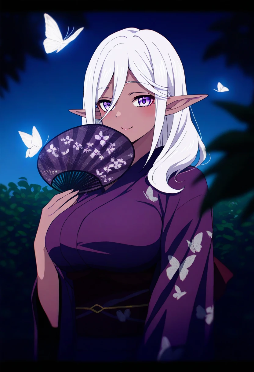  masterpiece,  best quality,  amazing quality ,  very aesthetic, absurdres, 1 girl, Alone,  medium hair,  purple eyes,  white hair , rests,  pointy ears ,  dark skin , mujer de  dark skin , elf, dark elf, long  pointy ears ,
kimono,  big breasts , purple kimono,  outdoor,  hand fan , Gray butterfly, animal,   butterflies, glowing animal,  Depth of field, garden,  blurry foreground ,  floral print,  looking at the viewer ,smile 