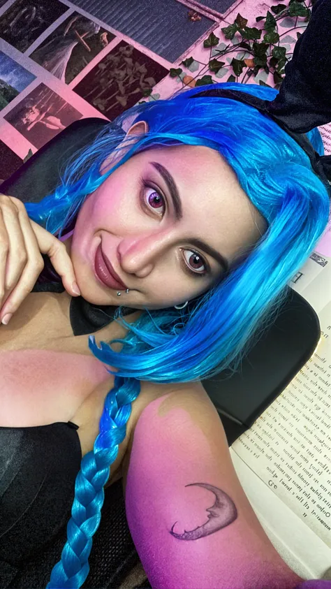 mujer muy hermosa, 13歳, vigilante, hair dyed blue, pelo temido, rastas, Ropa de cuero sexoy, senos grandes, Estilo cyberpunk, Detalles realistas, sexoy, retrato, justo, punk rock, rebelde, sexoy, Toma de cuerpo completo, tetas perfectas, NSFW, sexo, lascivo, wet, bdsm, interpuesto, 2 chicas, Tocar, besar, lamer, soga, nudo, caliente, Masturbarse, Make eye contact with the camera., micro bikini, escote,、Los detalles del iris de la pupila son muy sorprendentes、Limbs without breakdowns、adolescente blanca、Boca naturalmente cerrada、Areola natural、natural 、ojos fijos、cuerpo natural、baby face slightly、Rostro femenino、cuerpo femenino、con cara redonda、a sjustol face、mejillas suaves、mirando a la camara、cuerpo completosbian、destacamento、Rostro equilibrado、Estrabismo ligeramente interno、pecas, Punk, punk te hace, cara pervertida, ecchi, godo, Death Metal, demonic, cuernos reales retorcidos, tetas