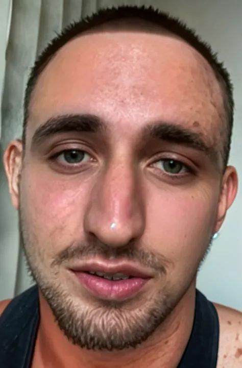 Make a maniac in a straitjacket, He's crying with a big smile on his face, He has Japanese eyes and pale skin, cheio de corpo com sangue em suas roupas, um frasco de pimenta no fundo, melhor qualidade rosto com detalhes