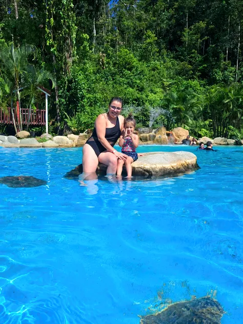 Tia y sobrino en alberca