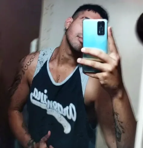 Um garoto, selfie no espelho, 21 anos, tatuagem de katana nas costelas, 4k animation