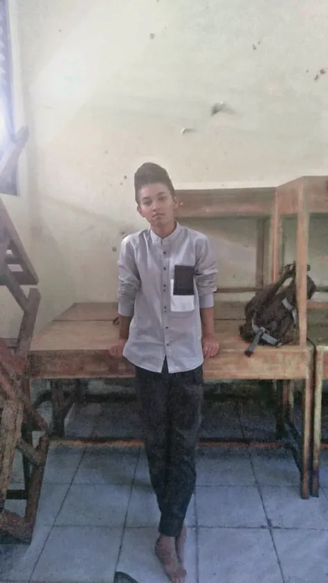 there is a young boy standing in front of a door, encostado na porta, ficou em uma cela, do lado de fora de uma casa, Escola de Quito, em frente a uma garagem, prestes a entrar na moldura da porta, no corredor da escola, cabrito, in front of the house, Alejandro, standing astride a gate, door, ficou do lado de fora de uma loja de esquina, porta alta, menino caucasiano olhando, newborn version