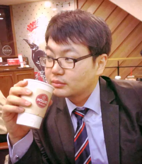 Take the train、27-year-old wearing glasses、Weight 80 kg civil servant。