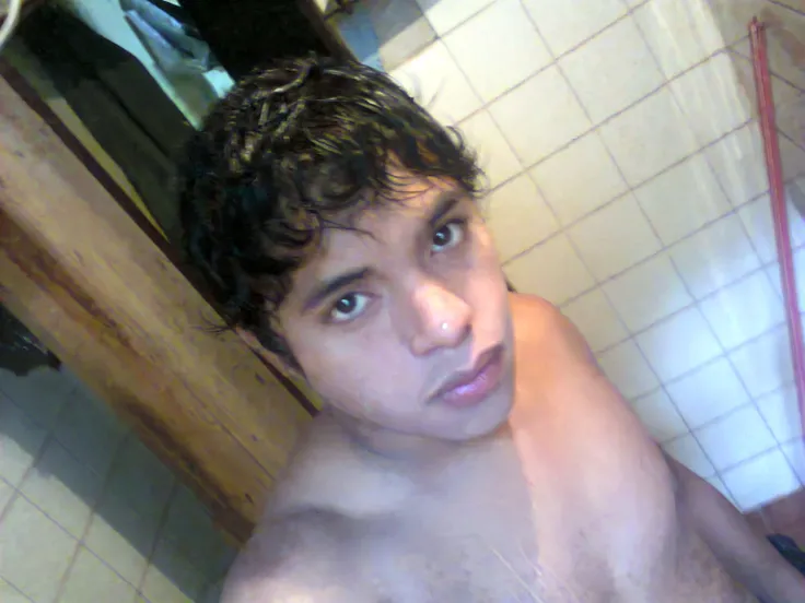 menino e de 16 anos, pado, tomando banho