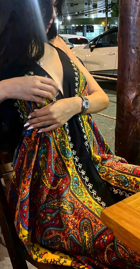 corpo feminino bonito com seios enormes