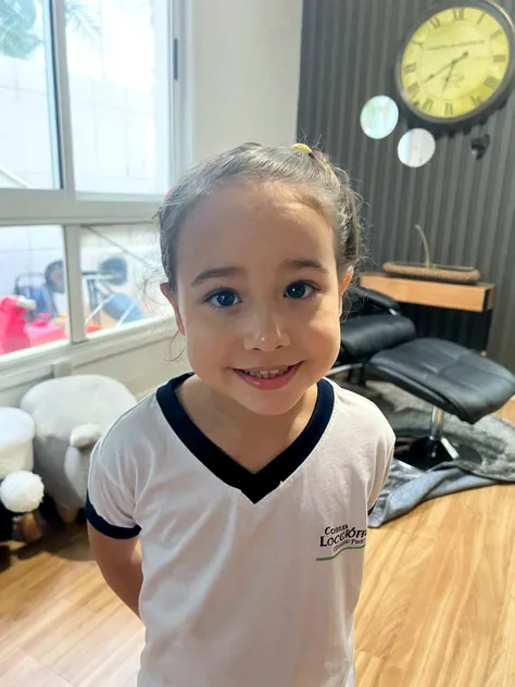Picture perfect 6 year old elementary school girl long brown hair, baby face, ella luciendo uniforme escolar de vestido azul marino, de minifalda ultra corta en tablas, medias largas blancas, Pantis rosas con franjas horizontales blancas muy lindas de encaje, ella sonriente, ella posando para casting de fotos. She is lying on a plush carpet showing her thongs