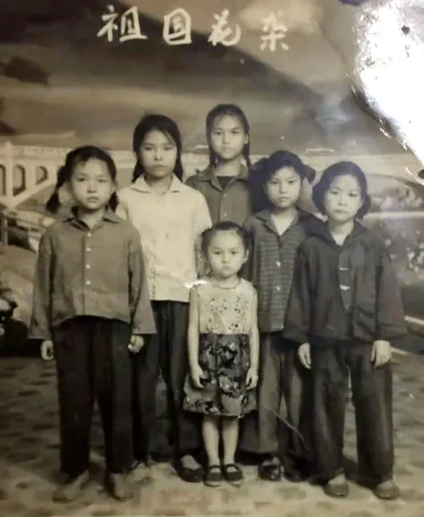 Retro Photography, ( masterpiece, Top quality, best quality,8K,Extremely detailed,RAW photos:1.5),(Reality:1.4), (light), Surrealism, Ultra HD, precise, Super Detail, Textured Skin, High Detail, best quality, Dynamic Angle, fashion magazine，Vintage photo of a 6-year-old Chinese girl and her mother in the 1980s，Yellowing of photos，A sense of age。Photo showing，Girl and mother standing or sitting，Half-length photo，Smiling at the camera，The background may be indoors or in a park。Soft natural or indoor light illuminates her face，Create a warm and nostalgic atmosphere。She and her mother wore 1980s-style clothing，It could be a dress or a shirt and skirt，The hairstyle was in line with the fashion trends of the time.，Shot with the effect of an old camera
