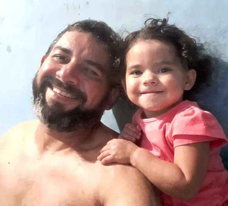 there is a man and a little girl that are posing for a picture, vacation photo, Ronaldo Nazario, with a kid, foto de perfil, na praia, imagem do iphone, Mohamed Reda, foto de perfil, photo shoot, fami, Ronaldo Nazario Fenomeno, Mulher de 30 anos de Cuba, lindo dia ensolarado, palmeiras no fundo