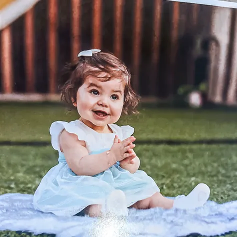 muchacho: David , aproximadamente 4 meses de edad, cabello corto estilo Disney, ojos marrones y sonrisas. girlish: Giovana, 4 meses, Cabello largo y rubio y ojos azules. Escenario: David and Giovana are in a cozy little house in the valley with their mom and dad., His dad wears black glasses, In the background a sunny day, Destacando el sol.