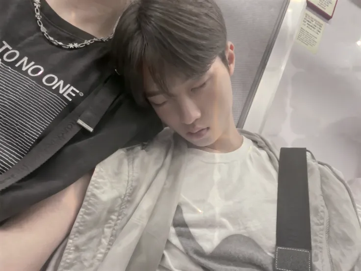 (best quality,ultra-detailed, highres,masterpiece:1.2),portrait, hay una mujer durmiendo en un tren con la cabeza apoyada en el hombro de un hombre, asian girl, Jimin,plump lips, Park Jimin-inspired aesthetic, swollen right eyelid of Jimin, Greek nose of Jimin, small forehead, small forehead, inspired by Bian Shoumin, elongated neck, vivid colors,soft lighting