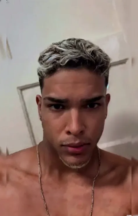 tem um homem com piercing no nariz e piercing no nariz, (28 anos), curls on top of his head, barbeado ((graves))
