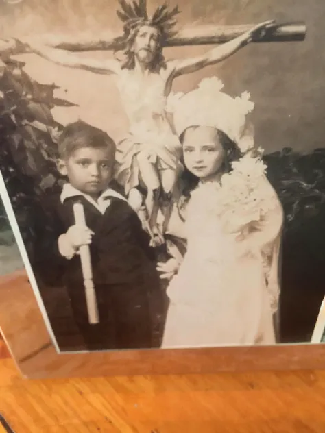 There are two children standing next to each other in a field, Foto retro en blanco y negro 1910, Foto victoriana, 1 8 9 0 Photography, polvo Bernath Aurel, Foto victorianagraph, Location unknown, foto antigua, 1905, 1 9 0 5, 1 8 9 0 s Photograph, foto restaurada, 1896