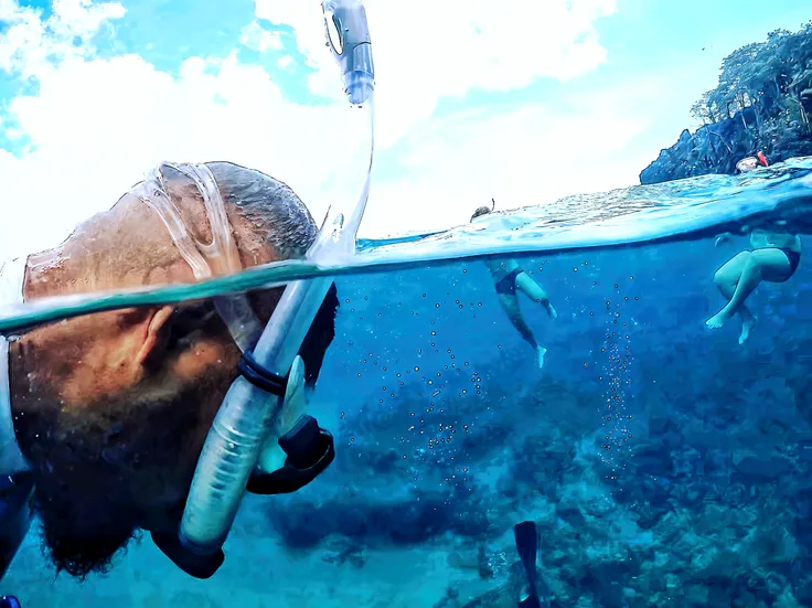 Homme pedalant sous l'eau