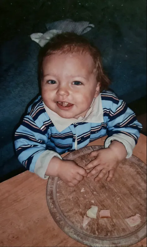 There's a baby who's holding a loaf of bread in his hand, comer queijo, menino bonito, foto retrato, garoto feliz, foto de retrato detalhada, imagem retrato, Tim, garotinho, Directed by: Juan O'Gorman, foto de perfil, segurando, Alejandro, Young Child, Giro, foto de retrato, imagem de perfil, retrato detalhado