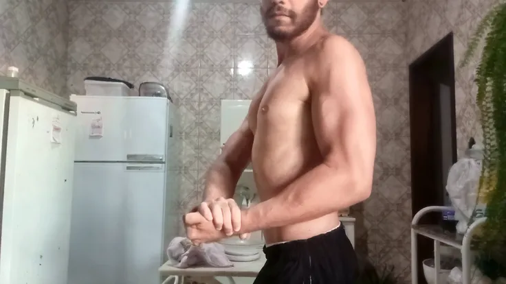 1 homem nu de 35 anos suandono demais, homem com rosto de prazer, slim waist, alto e muscular, biceped, peito, melhor qualidade, luz magnifica, high resolution, parte superior do corpo, gym bathroom, rosto detalhado, sombra, volumeric lighting, foco central,  low camera angle, cabelo branco estiloso, tattooed on neck, man left side bulge.