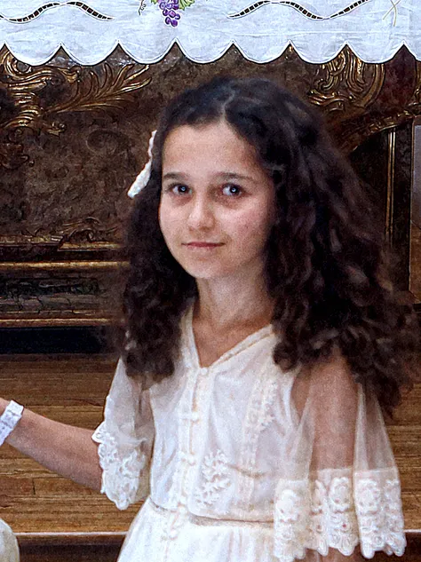 a girl with European features of about 10 to on a street in the time of 1833
