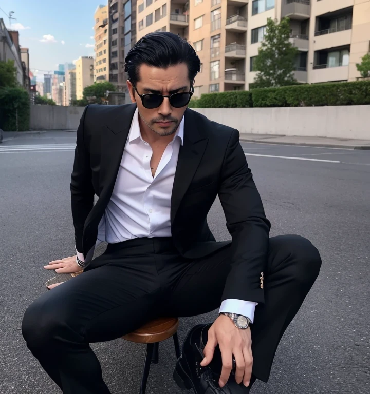 50歳,一人の男,黒スーツ,線路、マフィア、足を大きく開いて倒れてる,ズボンの股間部分が膨れてる,筋,ゲイ 黒髪,短髪,無精髭,アジアの顔,黒のサングラス,上か