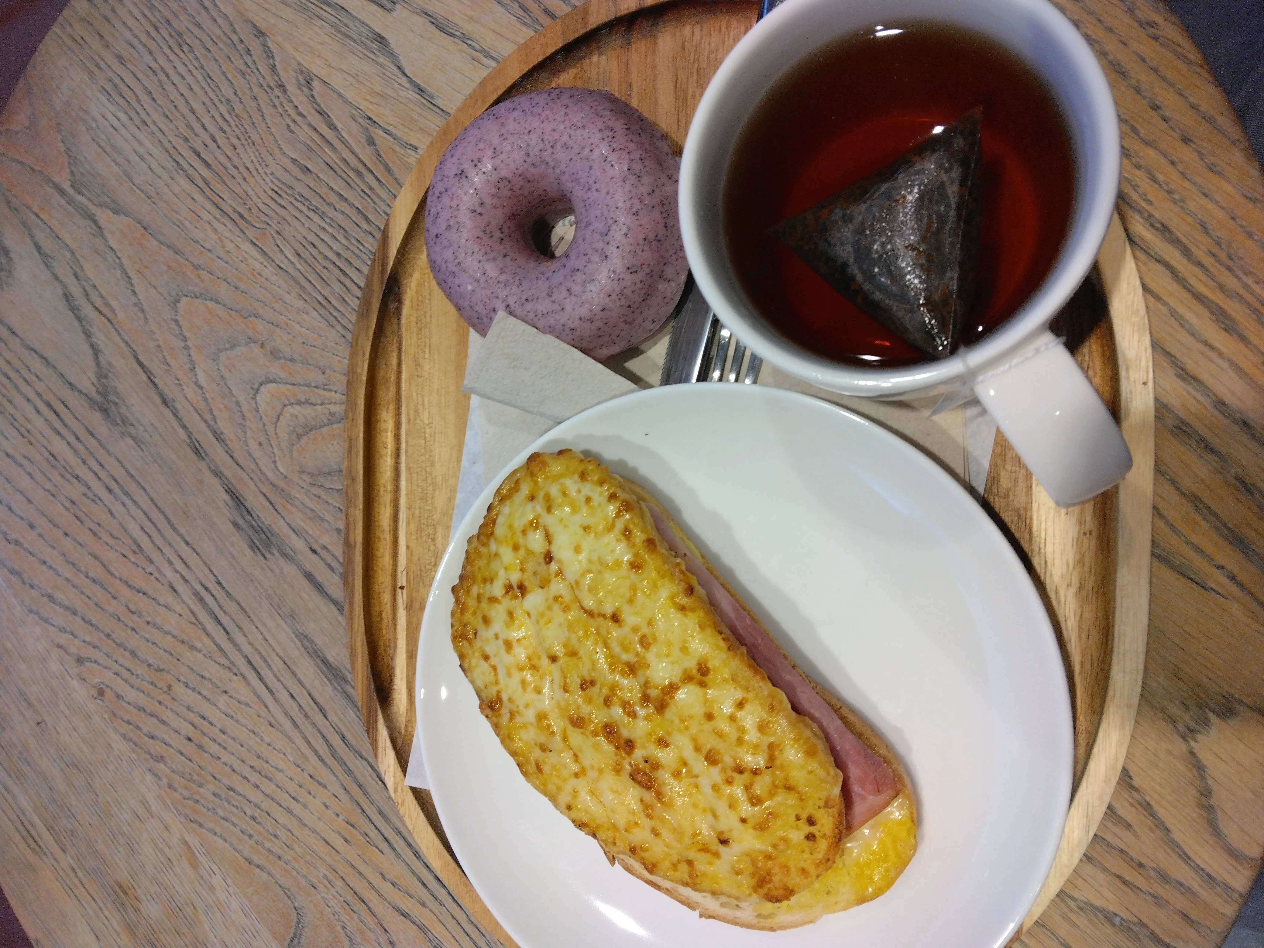 パリの喫茶店の朝御飯