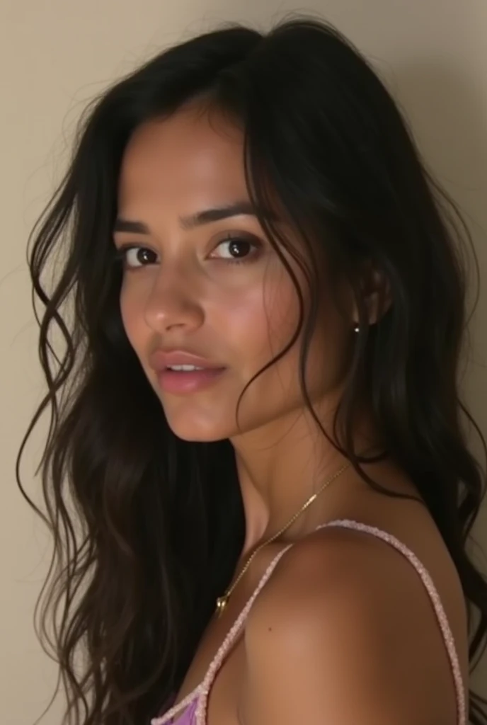 Hermosa morena con aspecto latina y europea (Nail care in a modern beauty salon), muy detallado, 22year old, Cara inocente, cabello largo ondulado natural, ojos color verde, High resolution, Obra maestra, La mejor calidad, Detalles intrincados, Altamente detallado, foco nítido, Piel detallada, textura realista de la piel, textura, ojos detallados, profesional, 4k, sonrisa encantadora, filmado en Canon, 85 mm, poca profundidad de campo, Kodak Vision Color, Cuerpo de ajuste perfecto, extremadamente detallado, Cinematographer_\(ultra\), photoreallistic, Realstic, Postproceso, Maximum details, aspereza, vida real, ultra realista, Fotorrealismo, Cinematographer, 8k UHD, Portrait Mode Photography, viendo hacia la camara, maximo detalle, (fotorrealista)