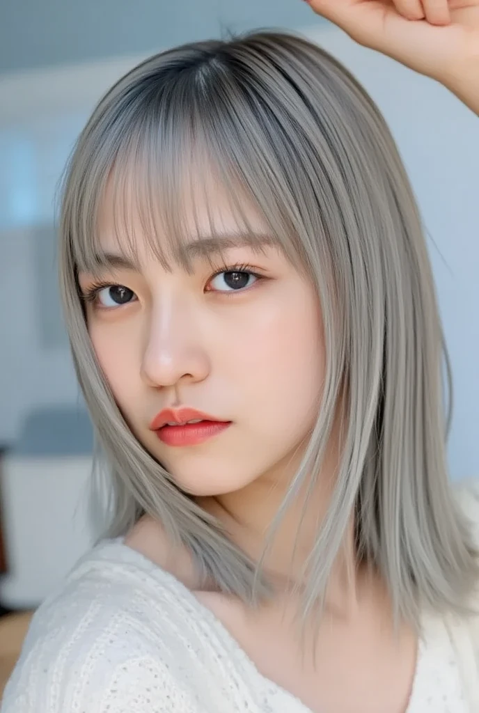 Straight Hair、Gray Hair、girl、yellow motif、Grey Eyes、Yellow pin、Yellow and white gradient hoodie、Orange inner color、profile、