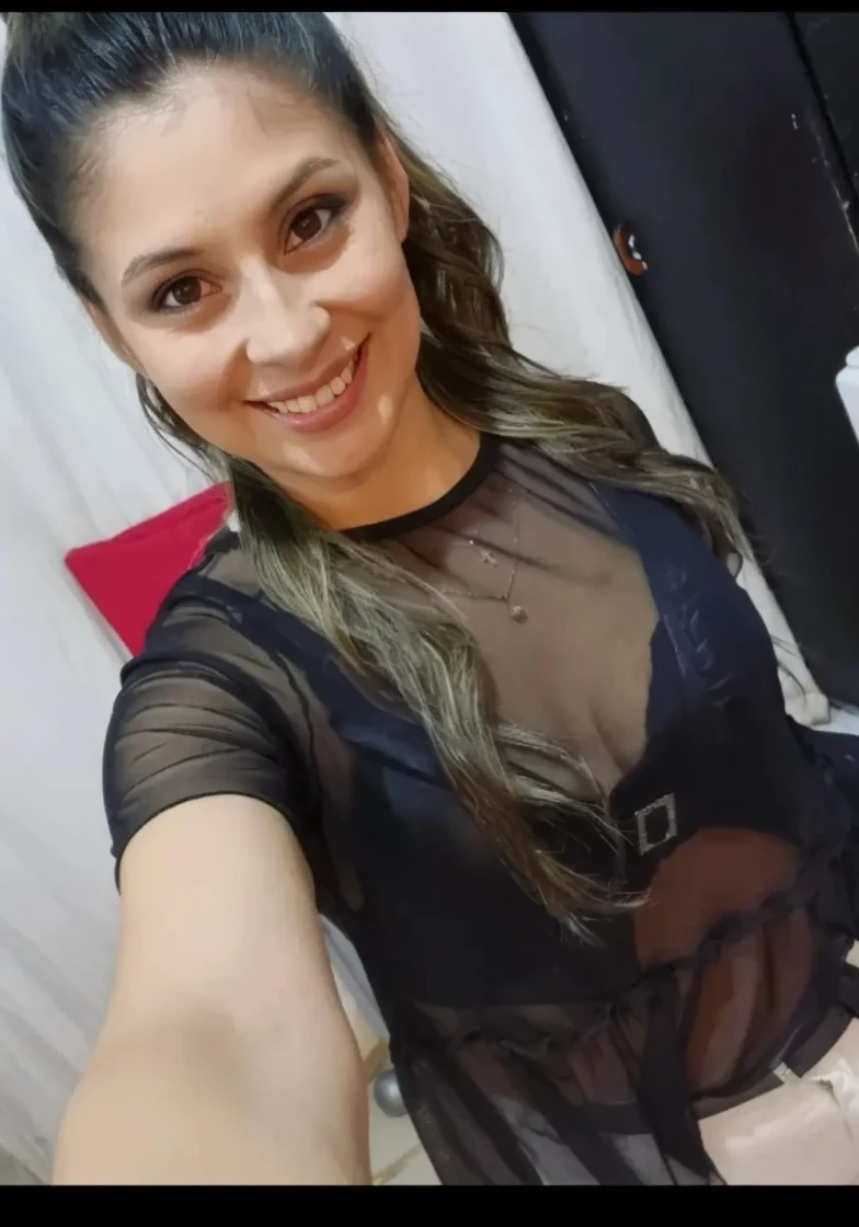mulher fazendo nude, seios fartos, seios lindos, bicudos