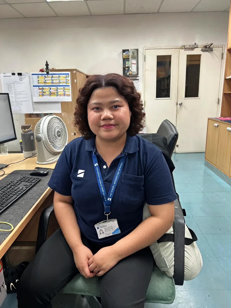 There is a woman. Professional image., professional profile picture,portrait photography, Image Center, professional profile picture, Corporate photos, Professional detailed photos, Southeast Asian people, 2 7 years