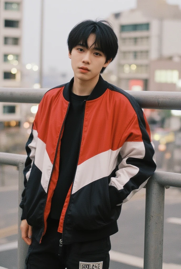 15-Year-Old Boy Walks Lost Through City Streets of Athletic Medical Corps Wears Student Clothes, su cabello y sus ojos son de lor gris piel rosada