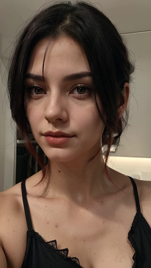 Chica japonesa tiene el cabello corto y oscuro, peinado en un estilo suelto y ligeramente despeinado. Tiene la piel clara y un tono de maquillaje natural, con mejillas ligeramente sonrosadas. Sus cejas son espesas y bien definidas, y sus ojos son grandes y almendrados, de un color oscuro. Sus labios son de un tono rosado suave. Lleva puesta una camiseta negra de tirantes y dos collares delicados, uno de ellos con un colgante redondo tomandose una selfie en bikini atrevida
