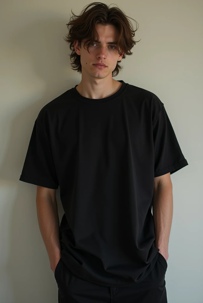 A Japanese man with a height of 180cm, natural curls, wearing black short-sleeved shorts and short pants, in front of a computer, with a slightly double eyelid and darker skin.