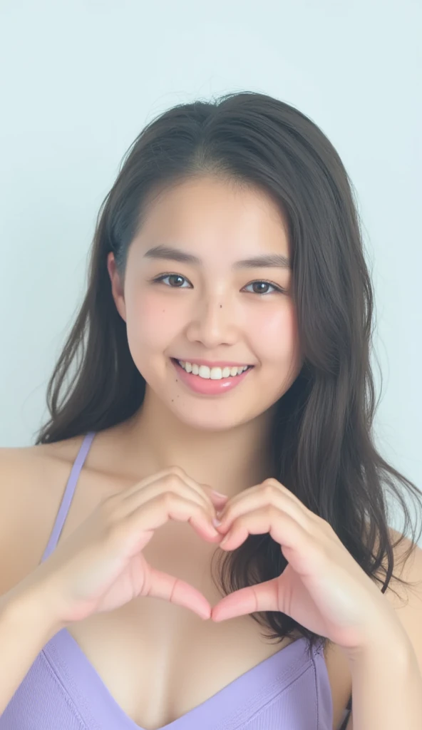      Wear an attractive camisole and shape your hands in front of your chest in the shape of a heart   ,     Cute Smile Up、  The background is plain、  HD、細部にわたって HD  