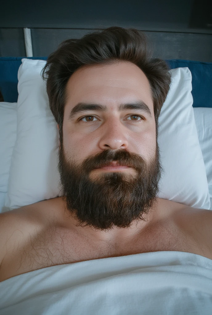 There is a bespectacled man lying on a bed with a pillow, Homem de 4 0 anos, cerca de 3 5 anos, 38 anos, Homens de 45 anos