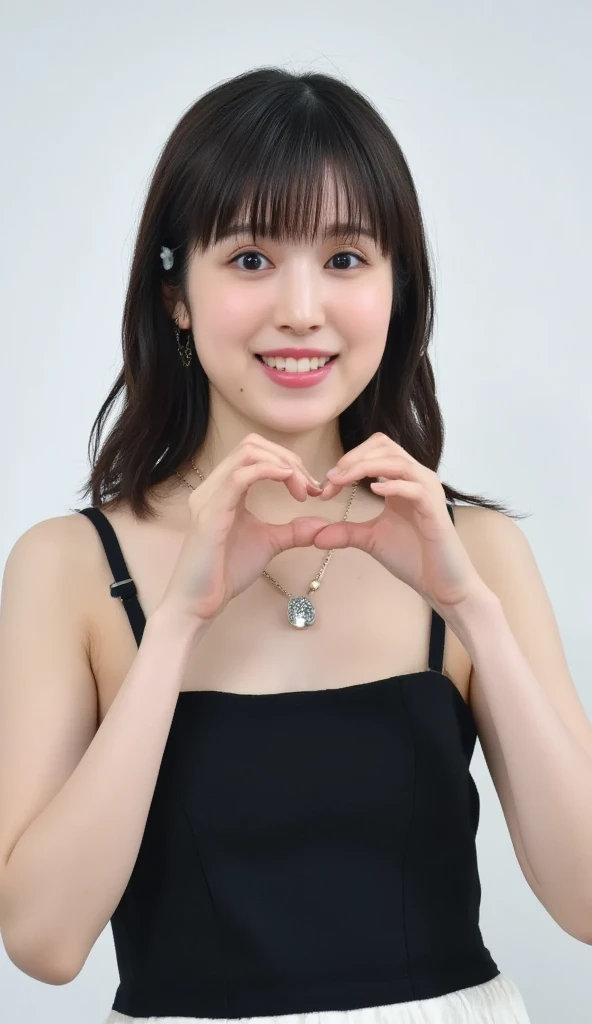      Wear an attractive camisole and pose with your hands in the shape of a heart in front of your chest、  Cute Smile Up、  The background is plain、  HD、細部にわたって HD 