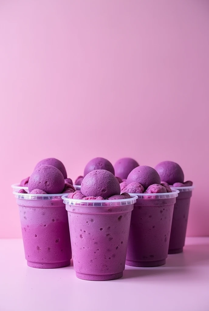 Several plastic cups with açai frozzen of various types of ml.