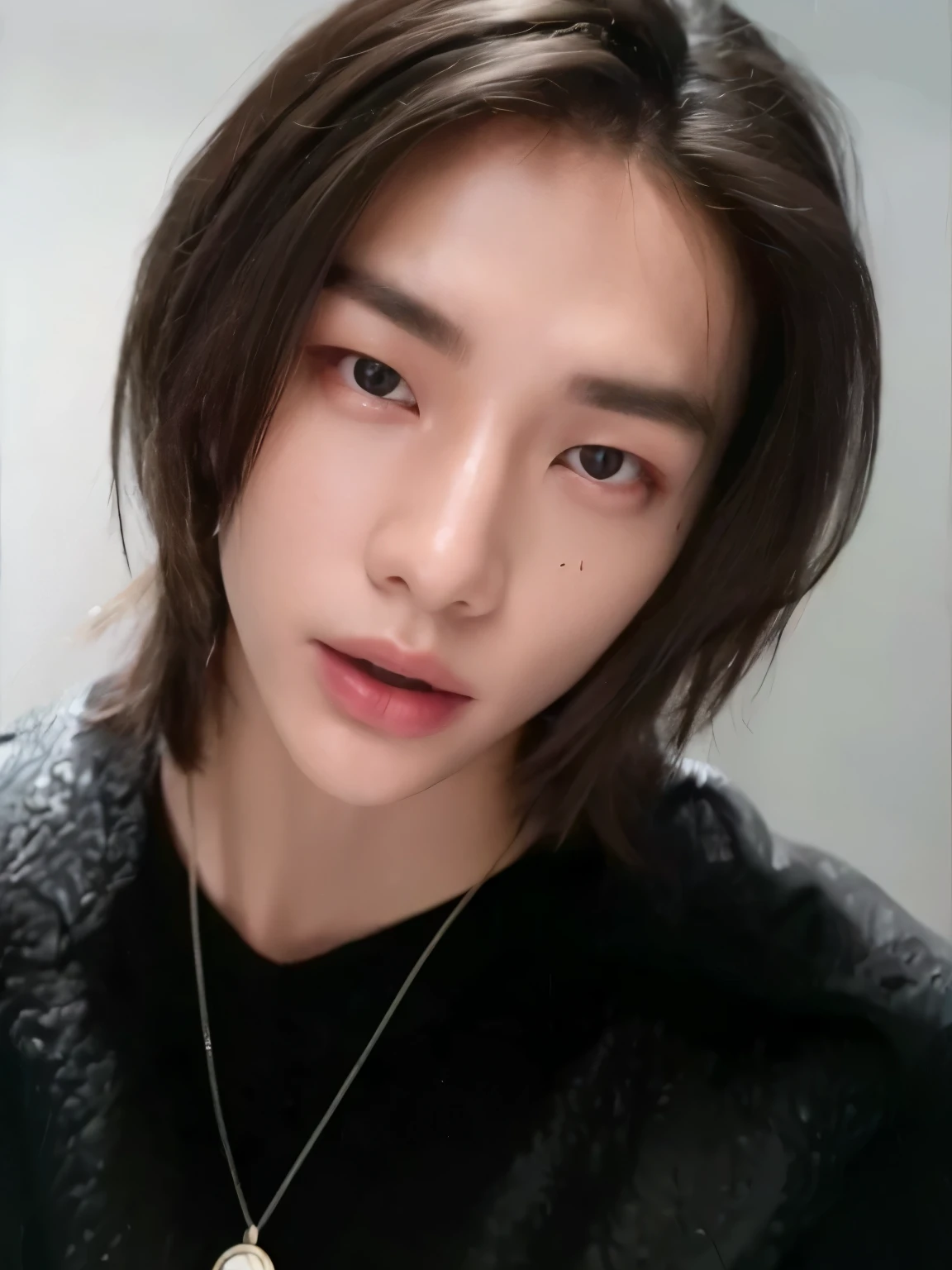 Hwang Hyunjin skz face, high resolution , anatomically correct , quality, super detail ,  Ultra HD, rosto tenso, lábios levemente grossos . 