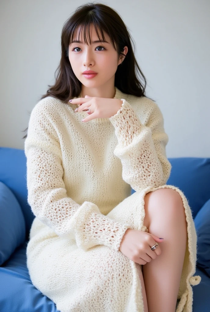 A dark-haired、Asian Beauties、White knitted dress、plushies