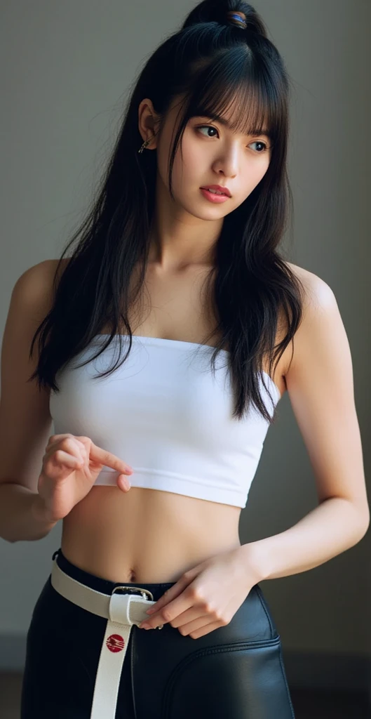Quiet，Light makeup，clavicle，Neat long hair，Black Hair，Delicate face，Exquisite facial features，Natural facial expression，Natural eyes，Blue Striped Vest，White，Full breasts，Navel，Navel。