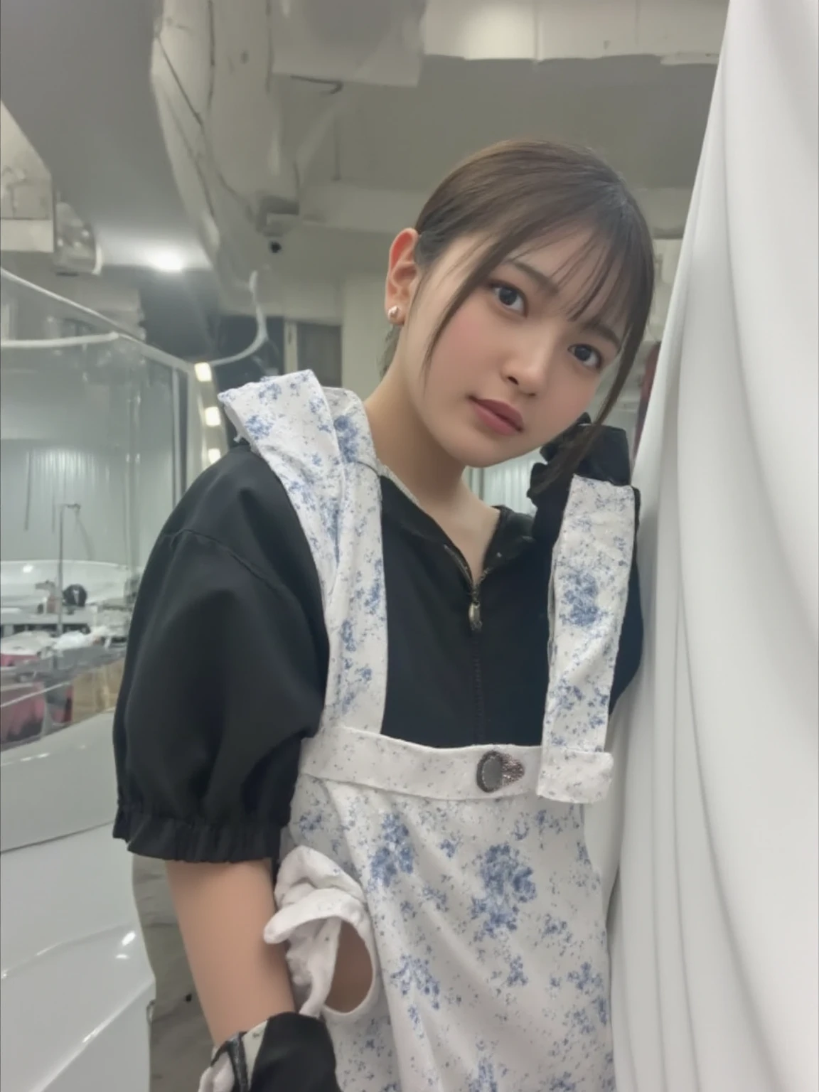 Highest quality、masterpiece、High sensitivity、High resolution、Detailed Description、Slender women、suspenders、Shorts、