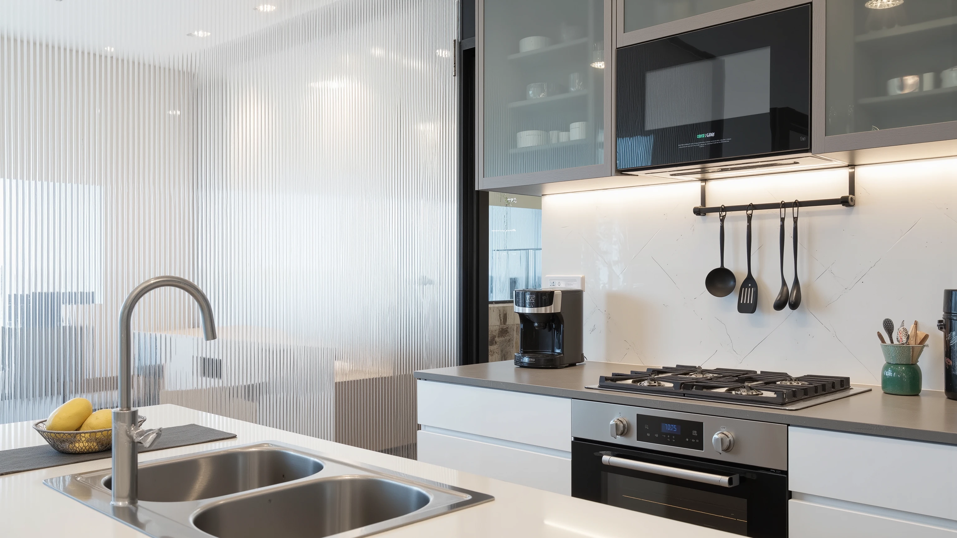image equipped kitchen in front of the window the sink on the side plate,forno e do outro lado figorifico, todo em branco