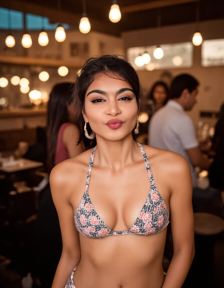 Modelo do Instagram, cabelos compridos na cor marrom claro, olhos azuis, ultra realista, com pele branca, idade de 22 anos, linda, au restaurant en tenue de soirée avec un haut blanc avec un décolleté sexy 
Vu de face