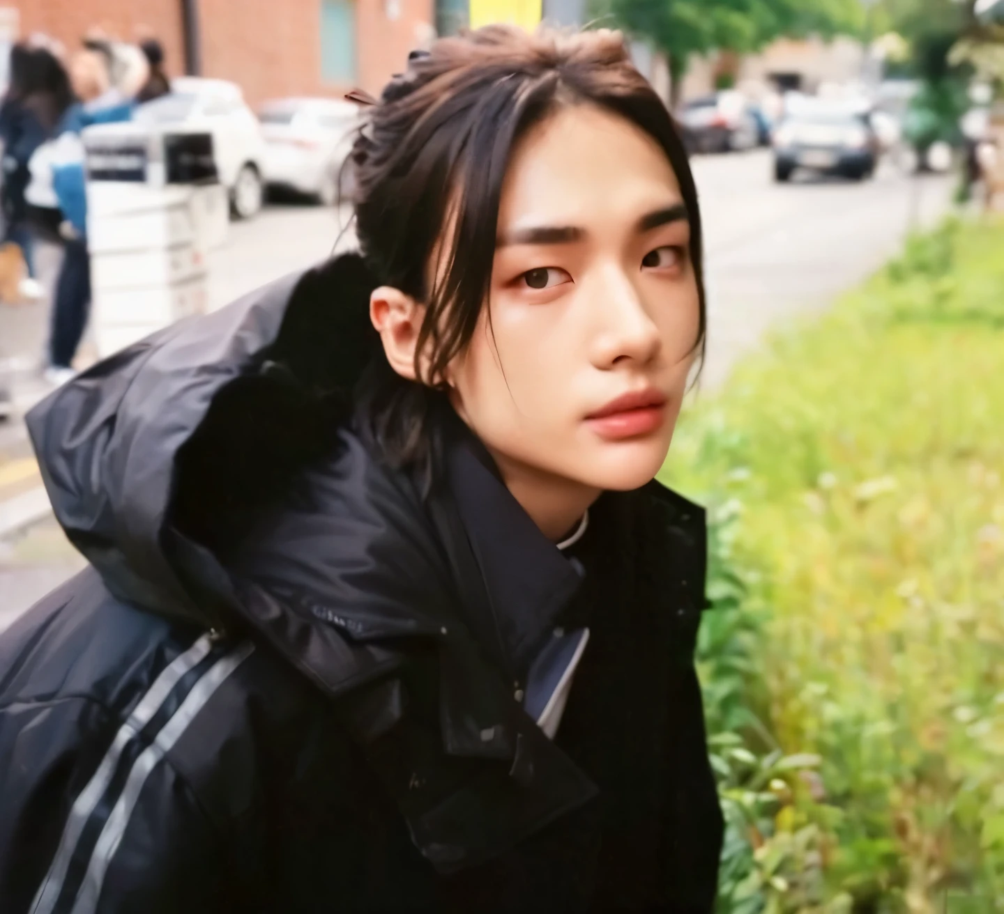 Hwang Hyunjin skz face, high resolution , anatomically correct , quality, super detail , Ultra HD, rosto tenso, lábios levemente carnudos .