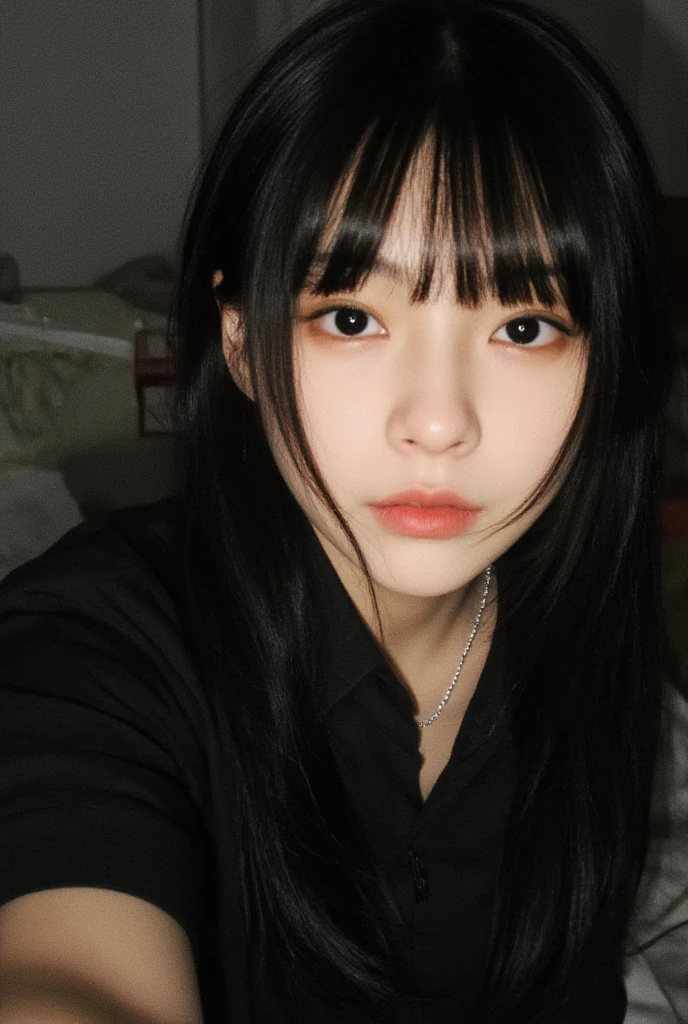 um close de uma mulher com longos cabelos pretos e um colar, Ulzzang, Jinyoung Shin, pale round face, Heonhwa Choe, ela tem cabelo preto com franja, Sun Yunjoo, cruel korean goth girl, Sakimichan, Jaeyeon Nam, encantadores olhos negros, shikami, pale porcelain white skin, corte de cabelo preto hime