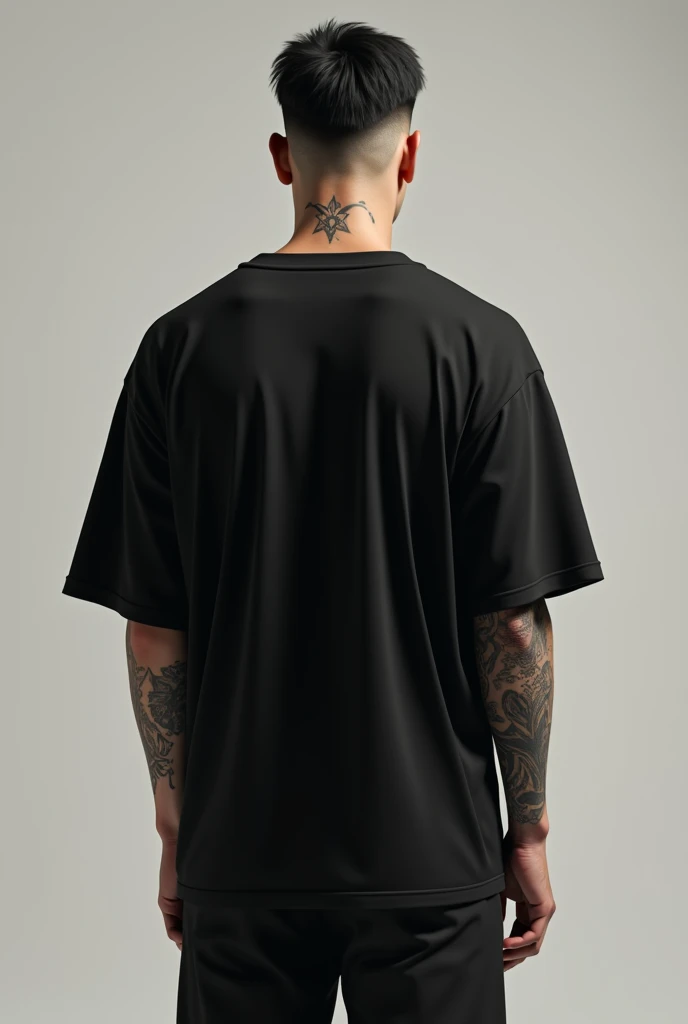 A man stands with his back facing the camera, wearing an oversized black t-shirt that gives off a simple but full of character impression. The back of this plain t-shirt shows the silhouette of the body in a minimalist style. On his right arm, an artistic tattoo covers a large portion of the skin, providing a touch of personal expression. Another tattoo adorns his neck, adding a mysterious and bold impression. Against a neutral background, the focus is completely on the combination of clothing styles and body art that reflects a free and unbounded personality.